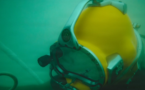Multinational Navy divers conduct a salvage dive during RIMPAC 26