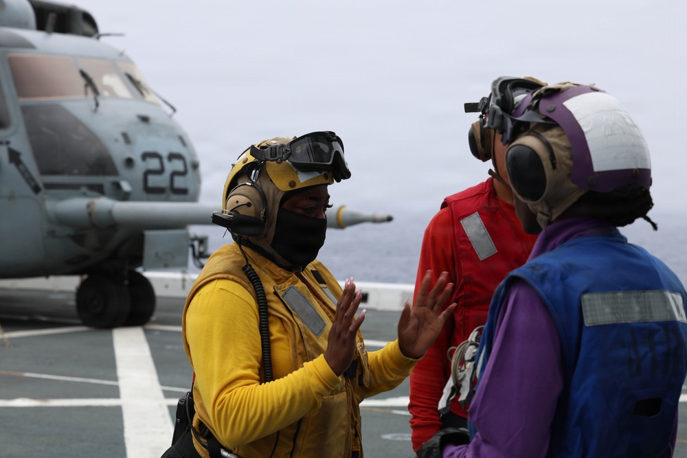 John P. Murtha Conducts ARGMUEX with Makin Island ARG