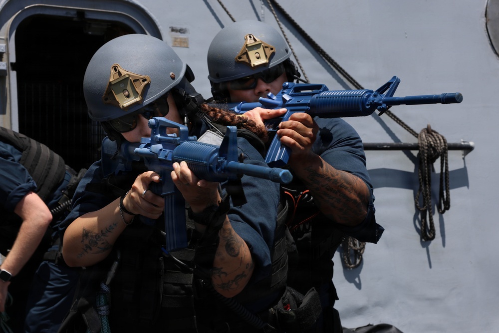 John P. Murtha Conducts ARGMUEX with Makin Island ARG