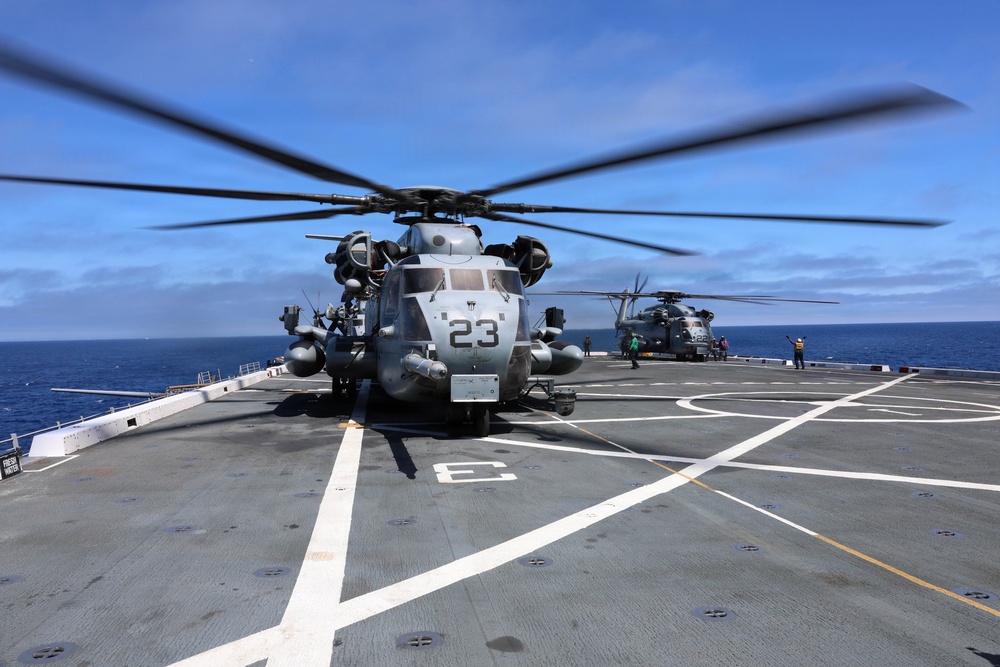 John P. Murtha Conducts ARGMUEX with Makin Island ARG