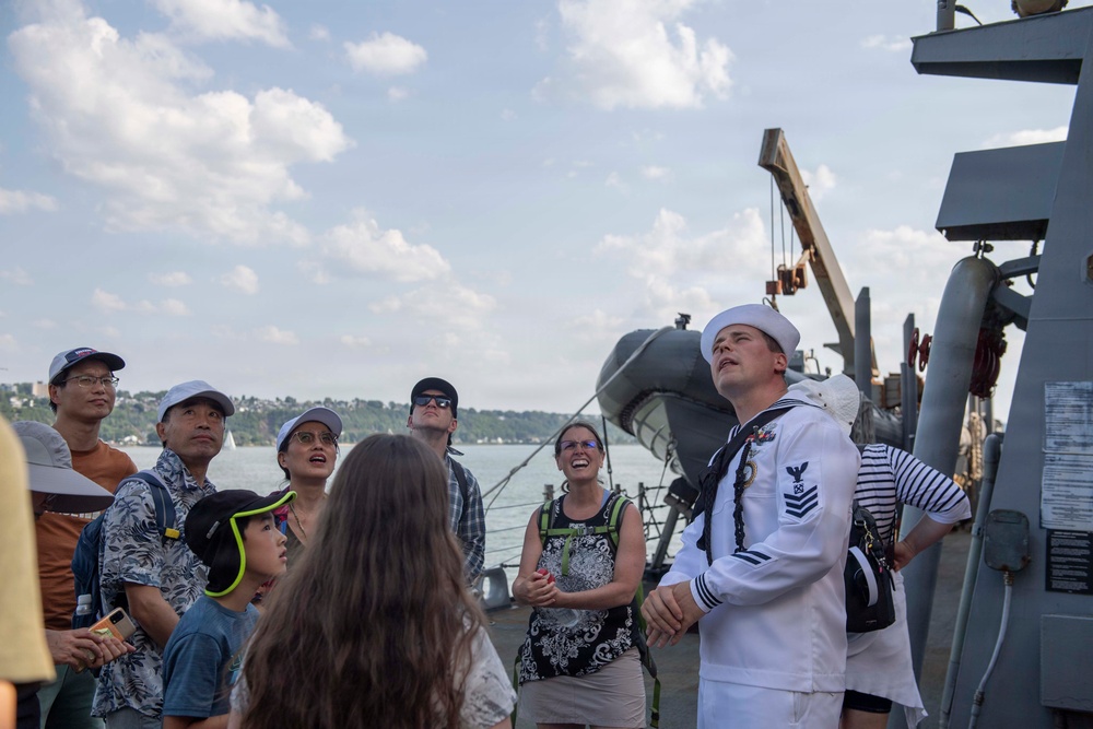 USS Mahan Hosts Tours During Rendez-vous Naval de Quebec (RVNQ) 2026
