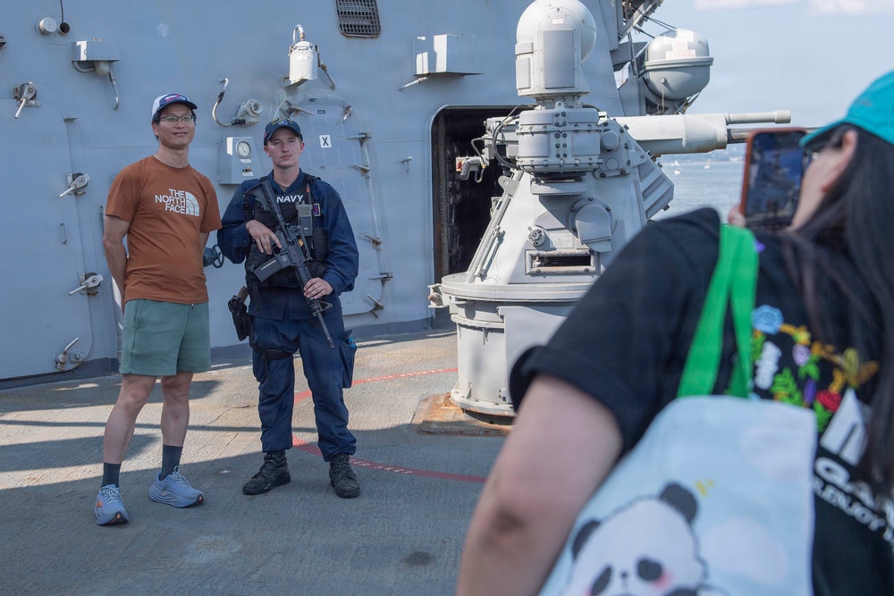 USS Mahan Hosts Tours During Rendez-vous Naval de Quebec (RVNQ) 2026