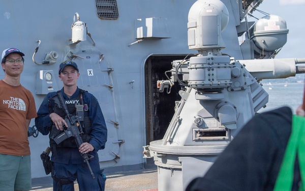 USS Mahan Hosts Tours During Rendez-vous Naval de Quebec (RVNQ) 2026
