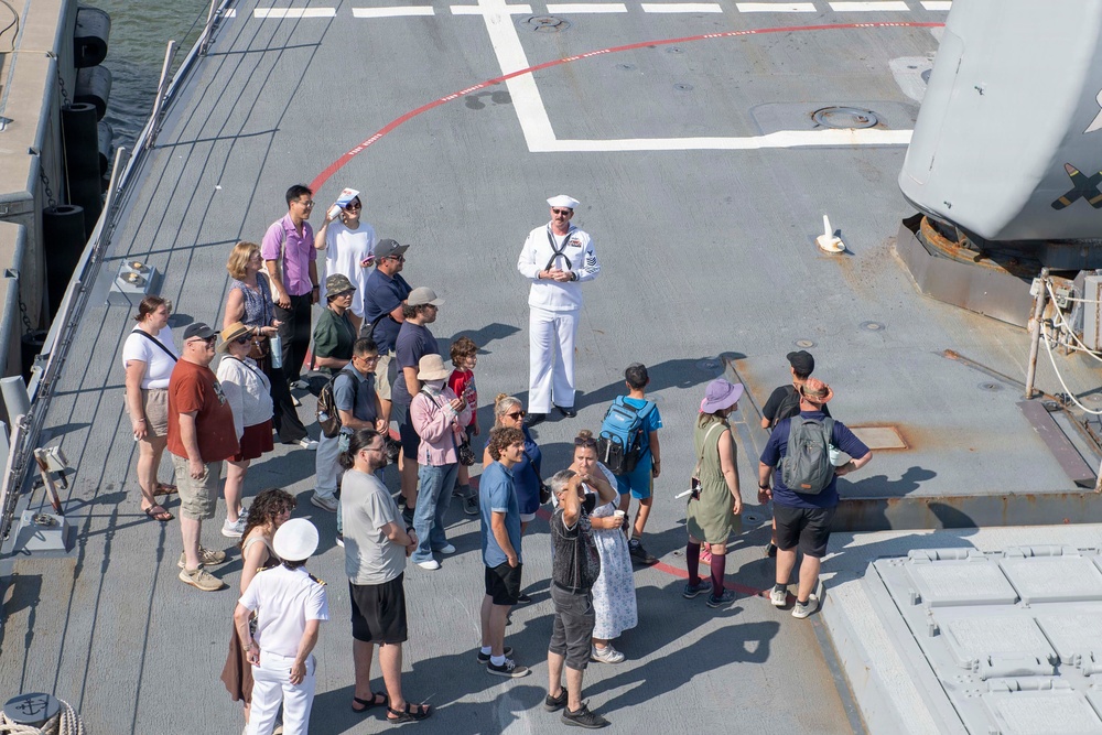USS Mahan Hosts Tours During Rendez-vous Naval de Quebec (RVNQ) 2026