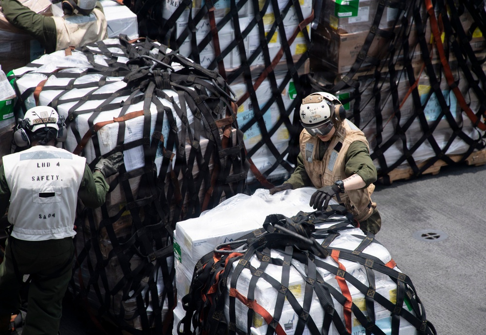 USS Boxer, USNS Carl Brashear Conduct VERTREP