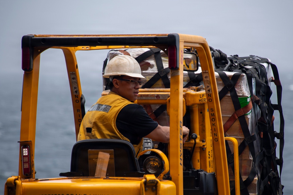 USS Boxer, USNS Carl Brashear Conduct VERTREP