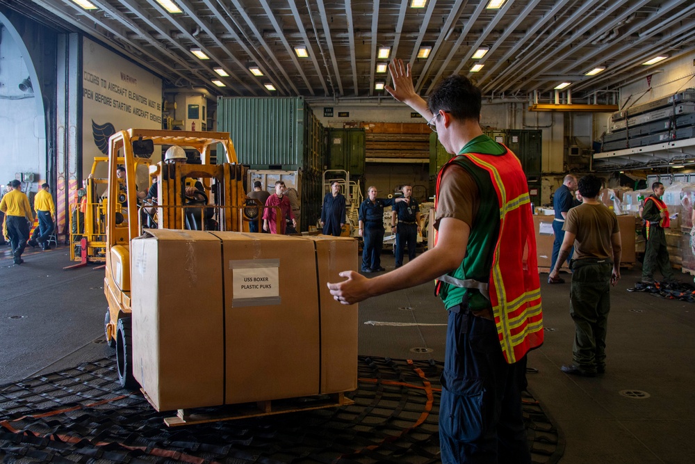 USS Boxer, USNS Carl Brashear Conduct VERTREP