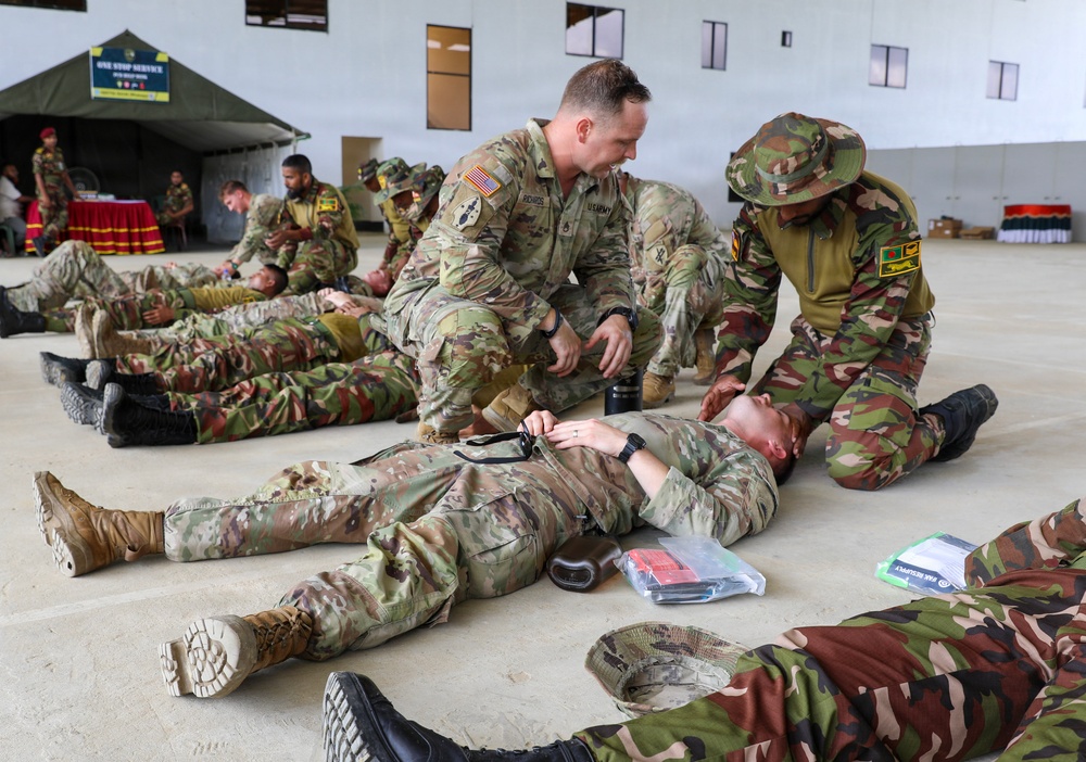 U.S., Bangladesh Soldiers Sharpen Combat Medical Skills