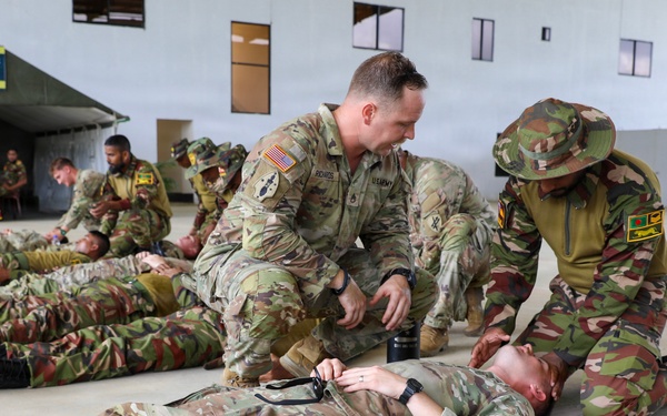 U.S., Bangladesh Soldiers Sharpen Combat Medical Skills