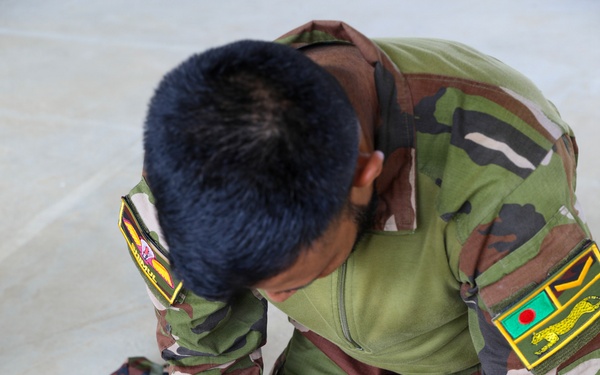 U.S., Bangladesh Soldiers Sharpen Combat Medical Skills