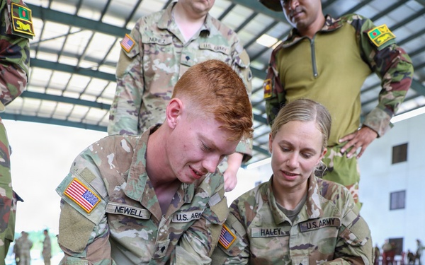 U.S., Bangladesh Soldiers Sharpen Combat Medical Skills