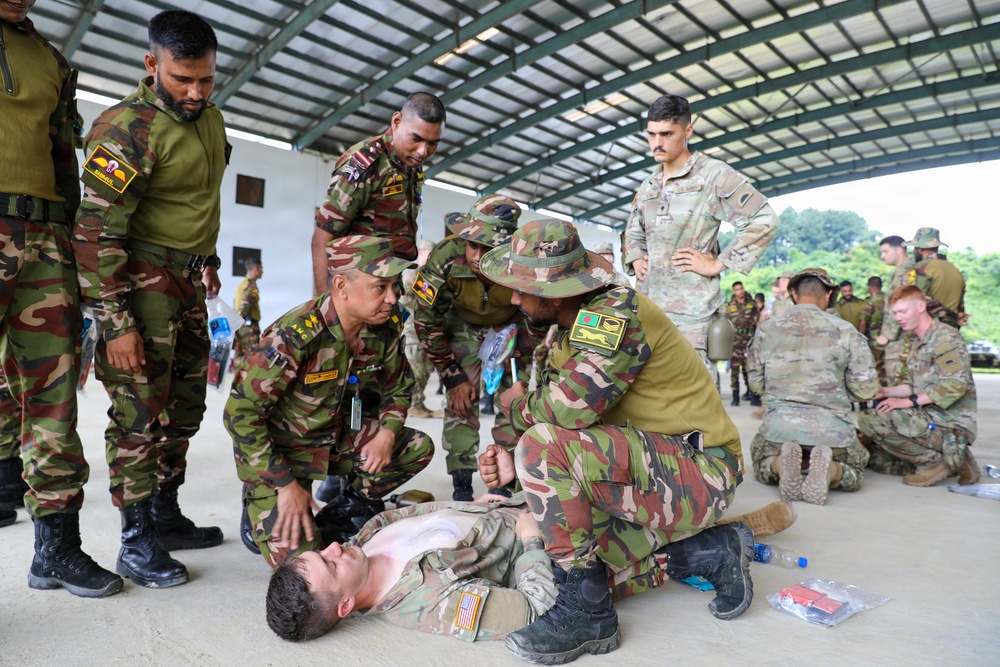 U.S., Bangladesh Soldiers Sharpen Combat Medical Skills