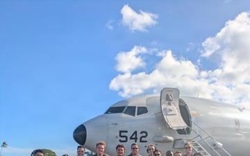 Japan and U.S. Aviation personnel exchange during RIMPAC 2026