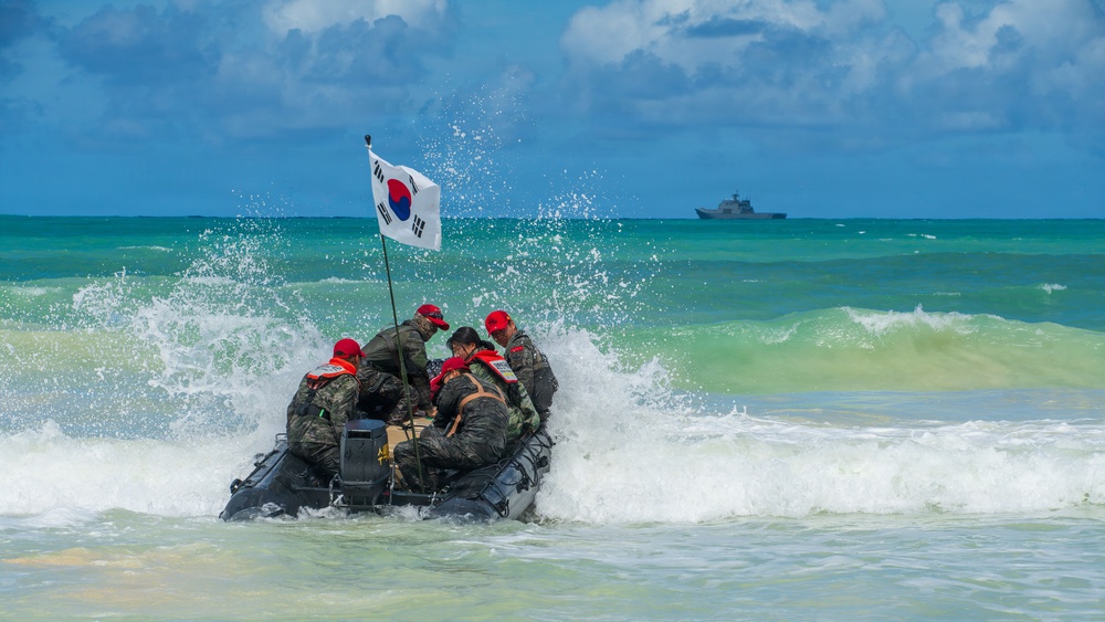 South Korean Navy tank landing ship Cheon Ja Bong (LST 687) inserts ROK Marines during ship-to-shore movements during RIMPAC 2026