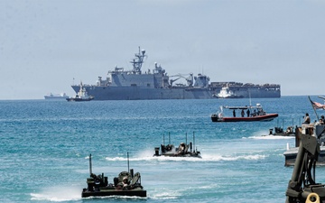 USS Rushmore ports and off-loads troops and equipment