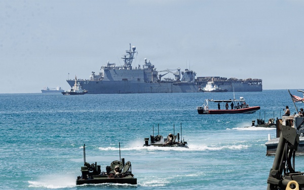 USS Rushmore ports and off-loads troops and equipment