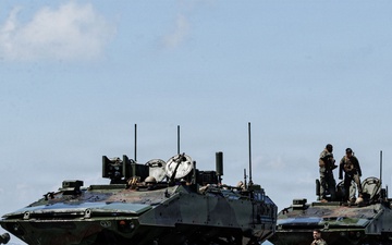USS Rushmore ports and off-loads troops and equipment