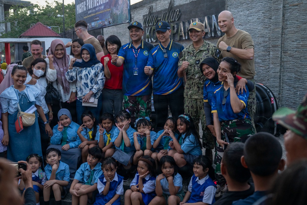 Pacific Partnership Band holds concert in Pandan, Indonesia