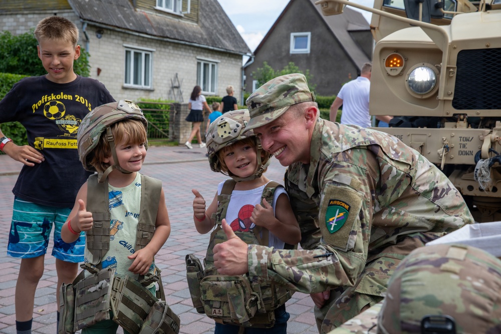 U.S. Army Soldiers participate in Võru Children’s Festival