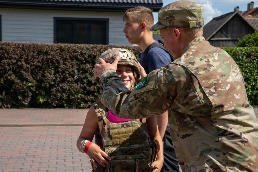 U.S. Army Soldiers participate in Võru Children’s Festival