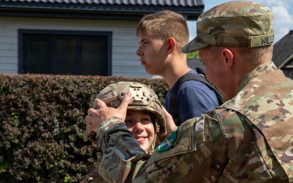 U.S. Army Soldiers participate in Võru Children’s Festival