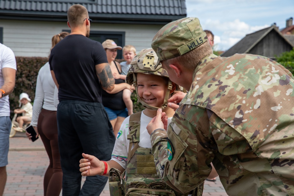 U.S. Army Soldiers participate in Võru Children’s Festival