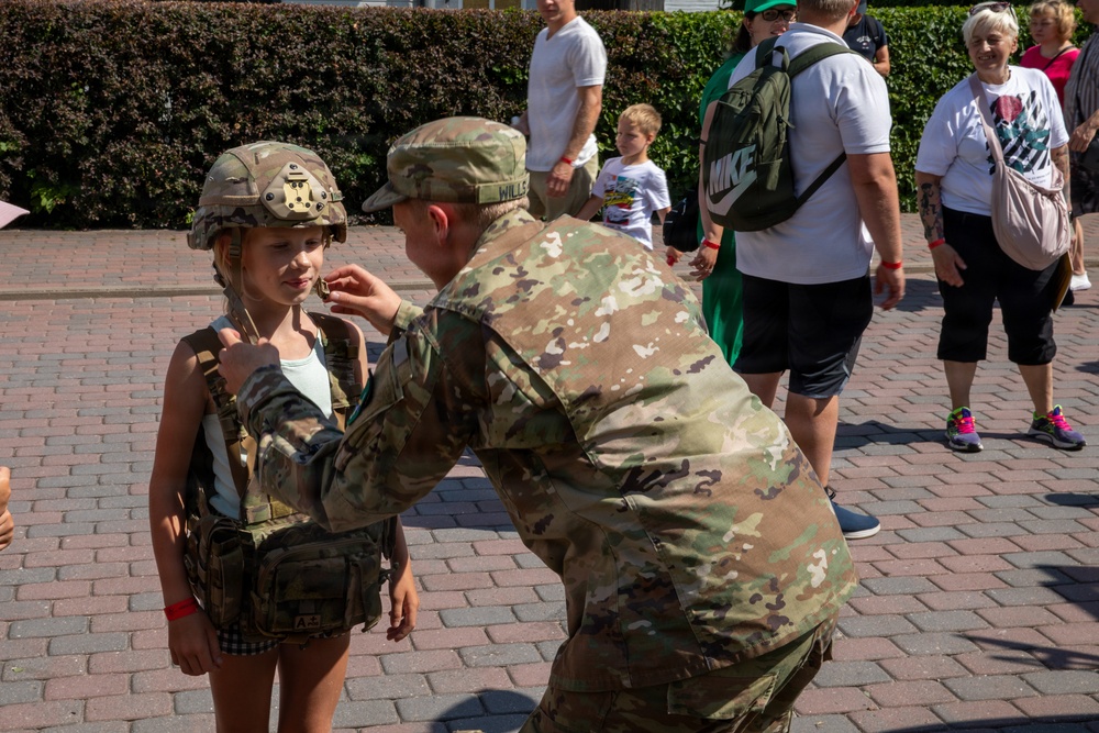 U.S. Army Soldiers participate in Võru Children’s Festival