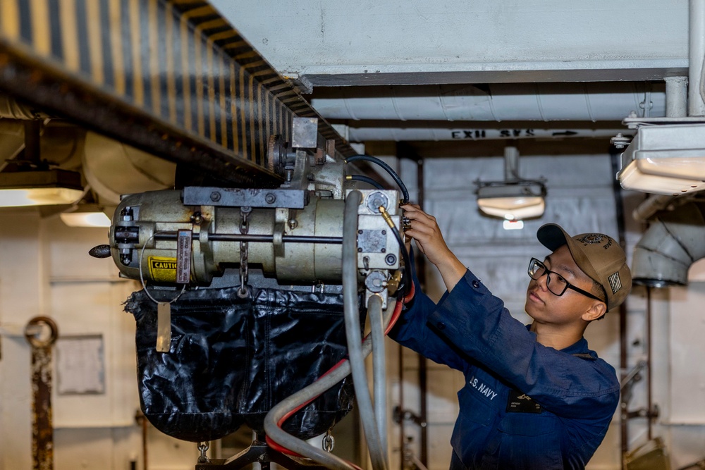 USS KEARSARGE CONDUCTS ROUTINE MAINTENANCE