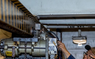 USS KEARSARGE CONDUCTS ROUTINE MAINTENANCE