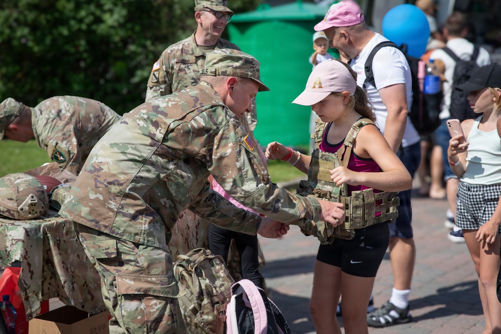 U.S. Army Soldiers participate in Võru Children’s Festival