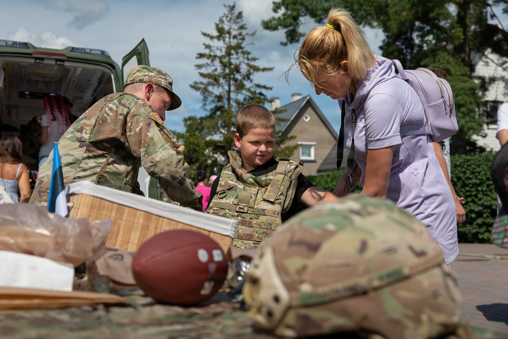 U.S. Army Soldiers participate in Võru Children’s Festival