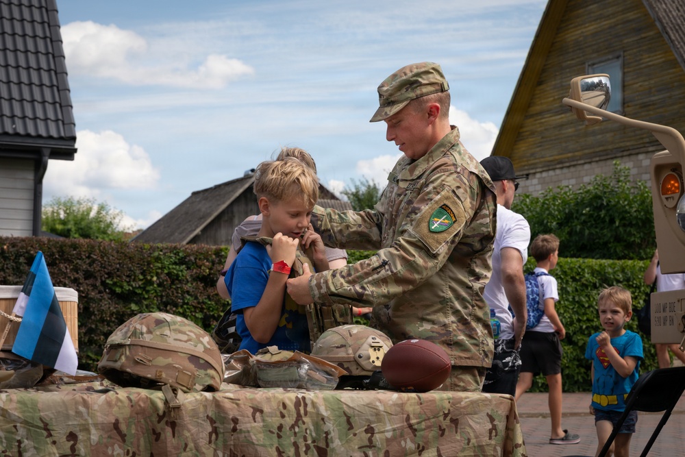 U.S. Army Soldiers participate in Võru Children’s Festival