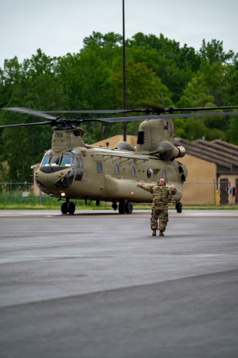 Peck Marshals CH-47 Chinook for Departure