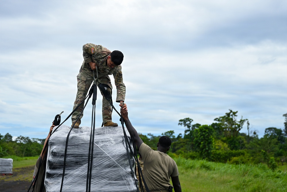 Joint Task Force-Bravo collaborates with Servicio Nacional Aeronaval to deliver bridge materials
