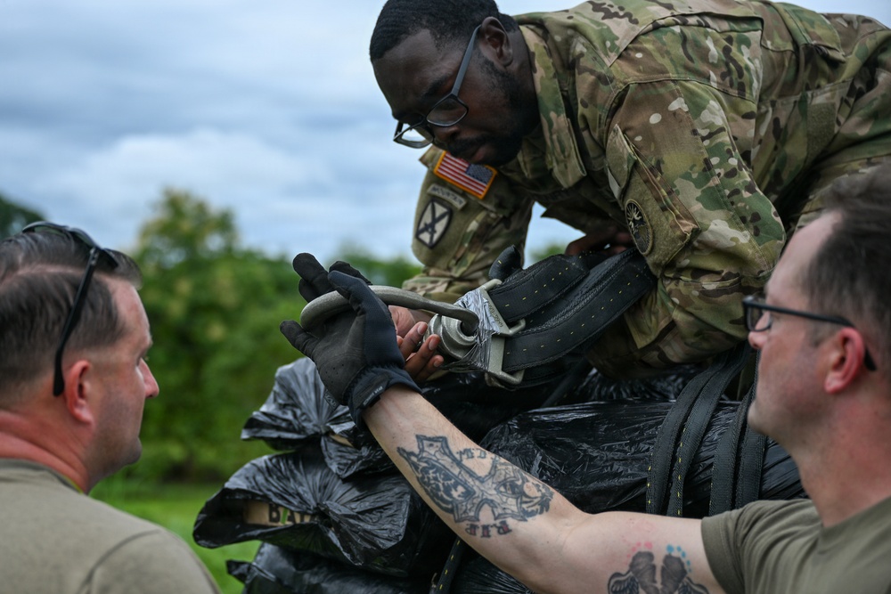 Joint Task Force-Bravo collaborates with Servicio Nacional Aeronaval to deliver bridge materials