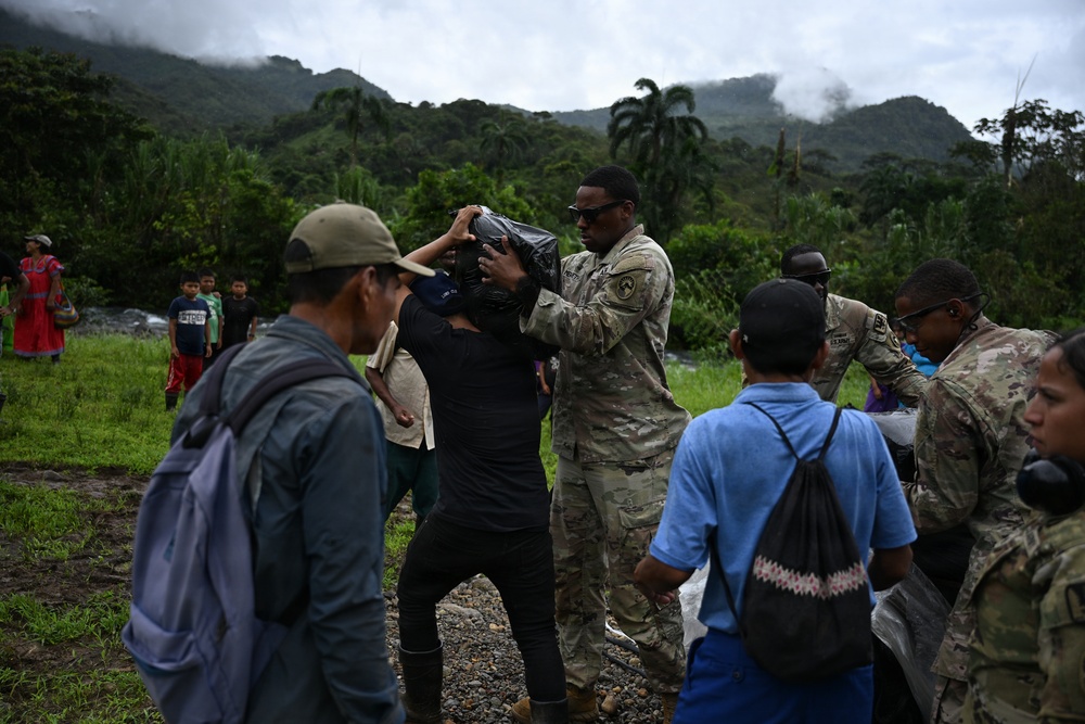 Joint Task Force-Bravo collaborates with Servicio Nacional Aeronaval to deliver bridge materials