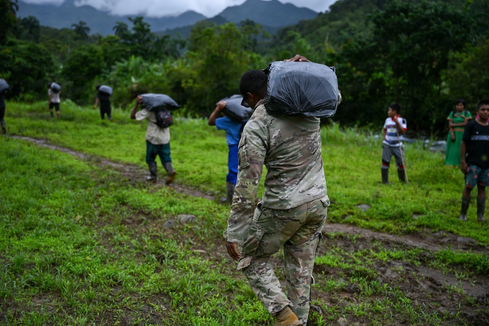 Joint Task Force-Bravo collaborates with Servicio Nacional Aeronaval to deliver bridge materials