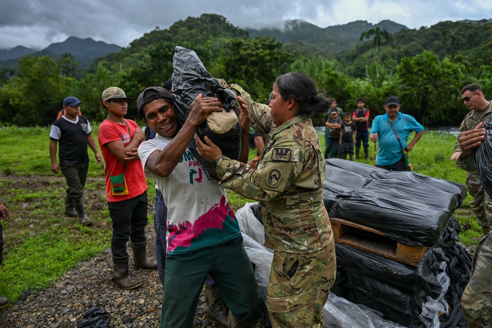 Joint Task Force-Bravo collaborates with Servicio Nacional Aeronaval to deliver bridge materials