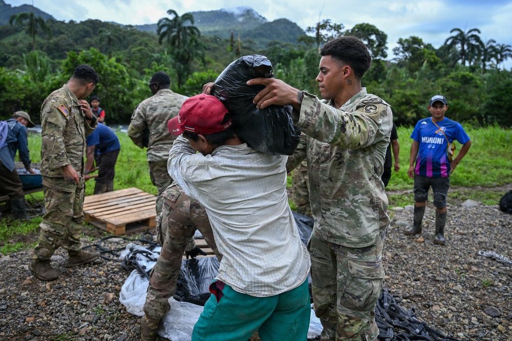 Joint Task Force-Bravo collaborates with Servicio Nacional Aeronaval to deliver bridge materials
