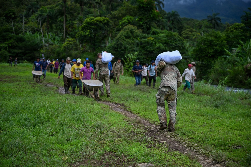 Joint Task Force-Bravo collaborates with Servicio Nacional Aeronaval to deliver bridge materials