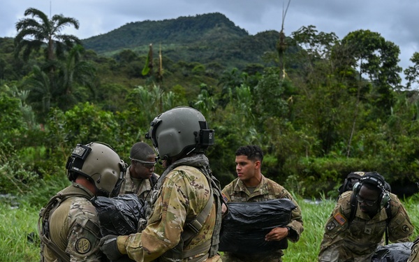 Joint Task Force-Bravo collaborates with Servicio Nacional Aeronaval to deliver bridge materials