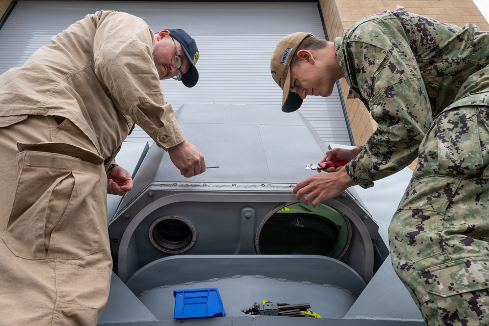 Sailors Gets Hands-On Experience in New Laser Training Course at Directed Energy Systems Integration Lab