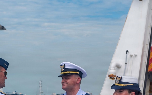 USCGC Midgett (WMSL 757) hosts Vice Admiral Jospeh Buzzella