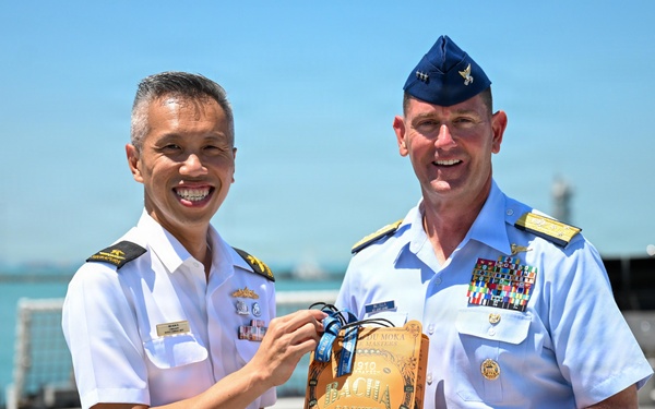 USCGC Midgett (WMSL 757) hosts Vice Admiral Jospeh Buzzella
