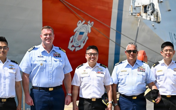 USCGC Midgett (WMSL 757) hosts Vice Admiral Jospeh Buzzella