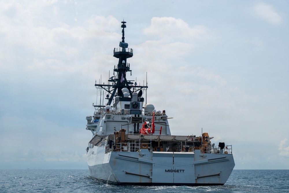 USCGC Midgett (WMSL 757) conducts PHOTOEX with Coast Guard Fast Response Cutters