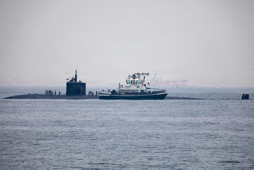 USS Scranton (SSN 756) pulls into CFAY