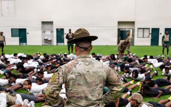 Army Dallas Roadshow kicks off at DeSoto High School