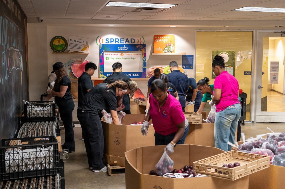 NAVSUP FLC San Diego Sailors Strengthen Community Through Volunteer Service