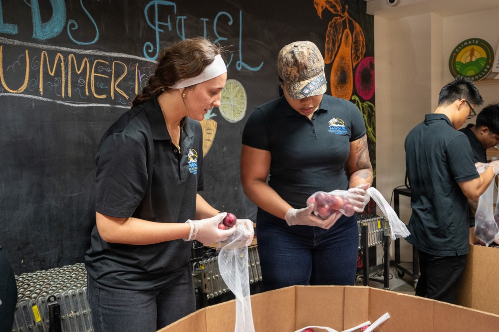 NAVSUP FLC San Diego Sailors Strengthen Community Through Volunteer Service